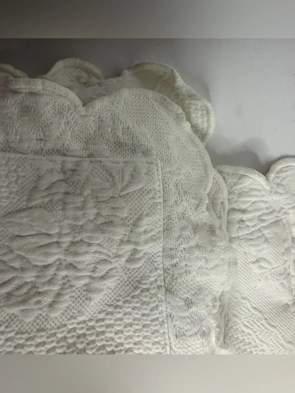 White Cotton Matelasse Quilted Scalloped Pillow Shams Vintage 2